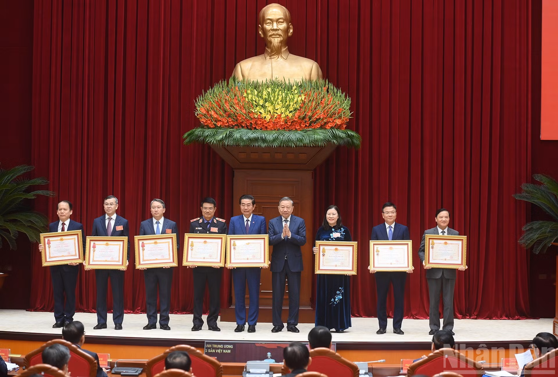 Le secrétaire général du Parti, Tô Lâm, remet l'Ordre de l'indépendance de troisième classe et l'Ordre du travail de première classe. Photo : Dang Khoa/NDEL