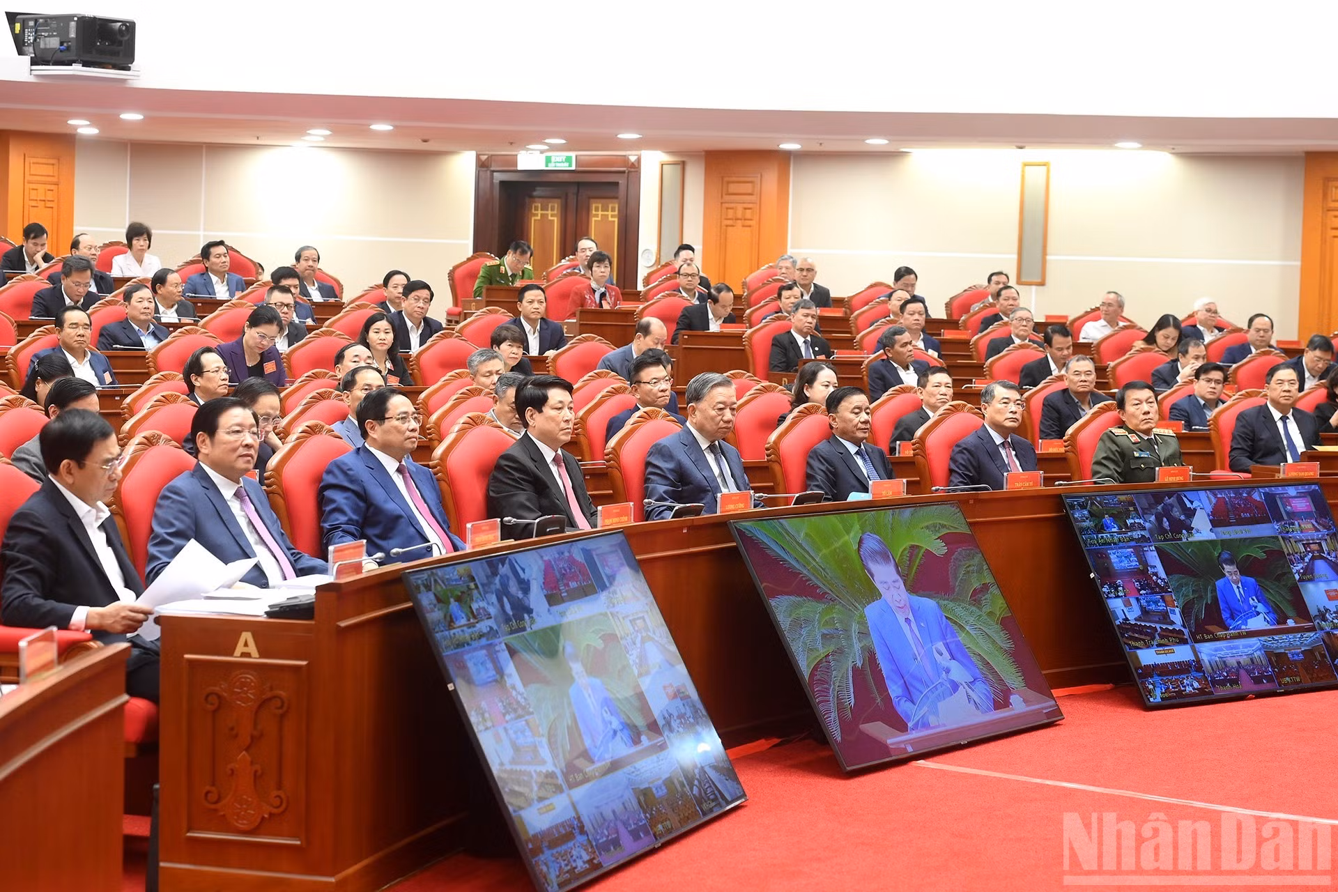 Le secrétaire général du Parti, Tô Lâm, aux côtés des dirigeants du Parti et de l’État et des délégués, assiste à la conférence. Photo : Dang Khoa/NDEL