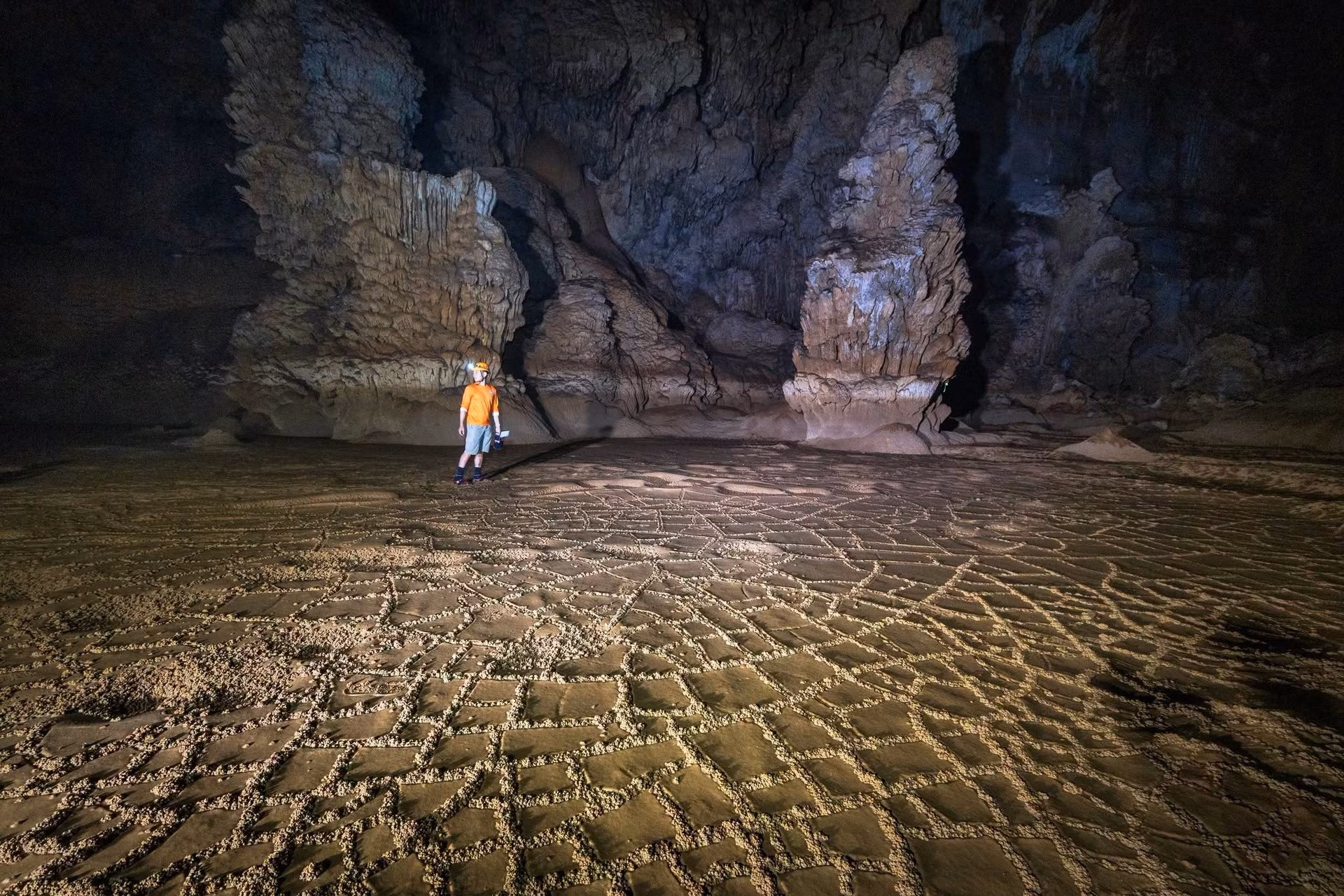 Dans un environnement plongé dans l’obscurité, où le sol est glissant, humide et souvent boueux, chaque déplacement exige une concentration permanente, une parfaite maîtrise technique et une coopération étroite entre les explorateurs. Photo: Jungle Boss