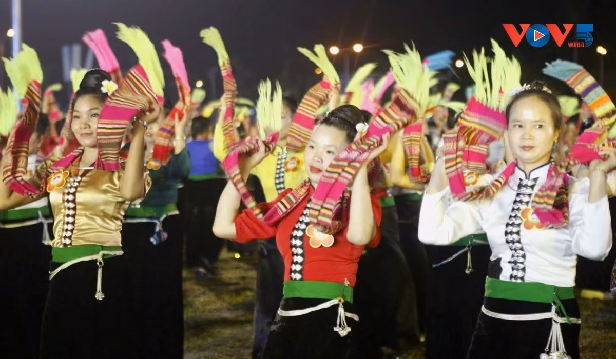 De jeunes femmes thaï de la région de Muong Lò exécutent la danse Xòe. Photo: VOV