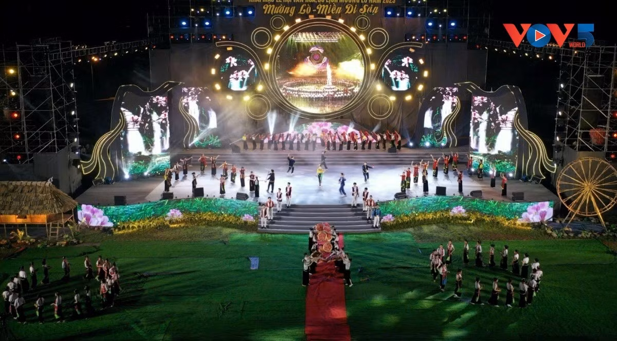 La danse Xòe des Thaïs est présentée lors des festivals de Muong Lò. Photo : VOV.