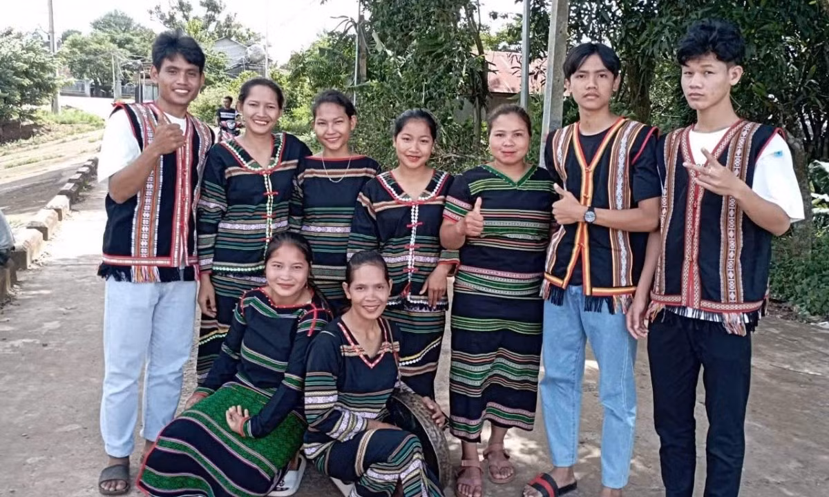 Les membres du groupe de danse folklorique de l’Union de la jeunesse de la commune de Nâm Nung. Photo: VOV