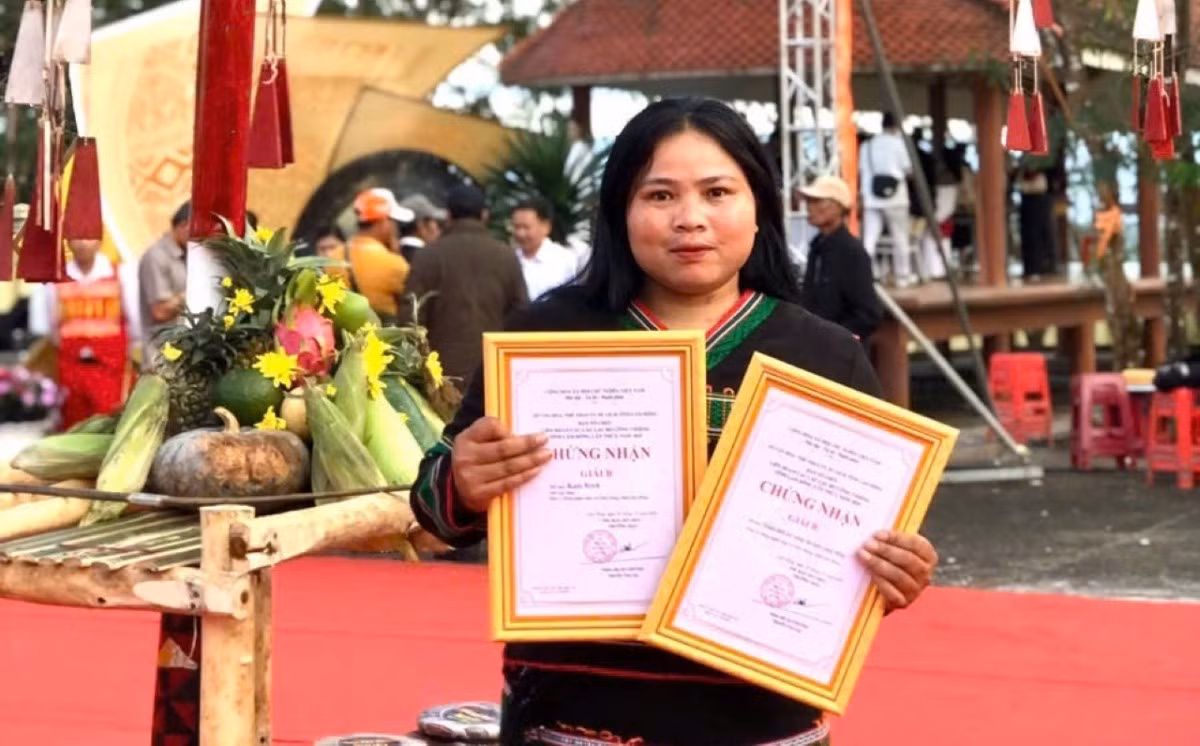 H’Nhu, fille de H’Broi, s’est très tôt impliquée dans les activités culturelles traditionnelles de son village. Photo: VOV