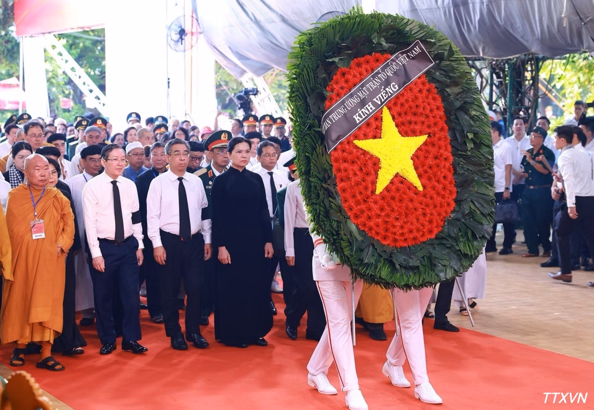 La délégation du Comité central du Front de la Patrie du Vietnam rend hommage aux héros morts pour la Patrie. Photo : VNA.