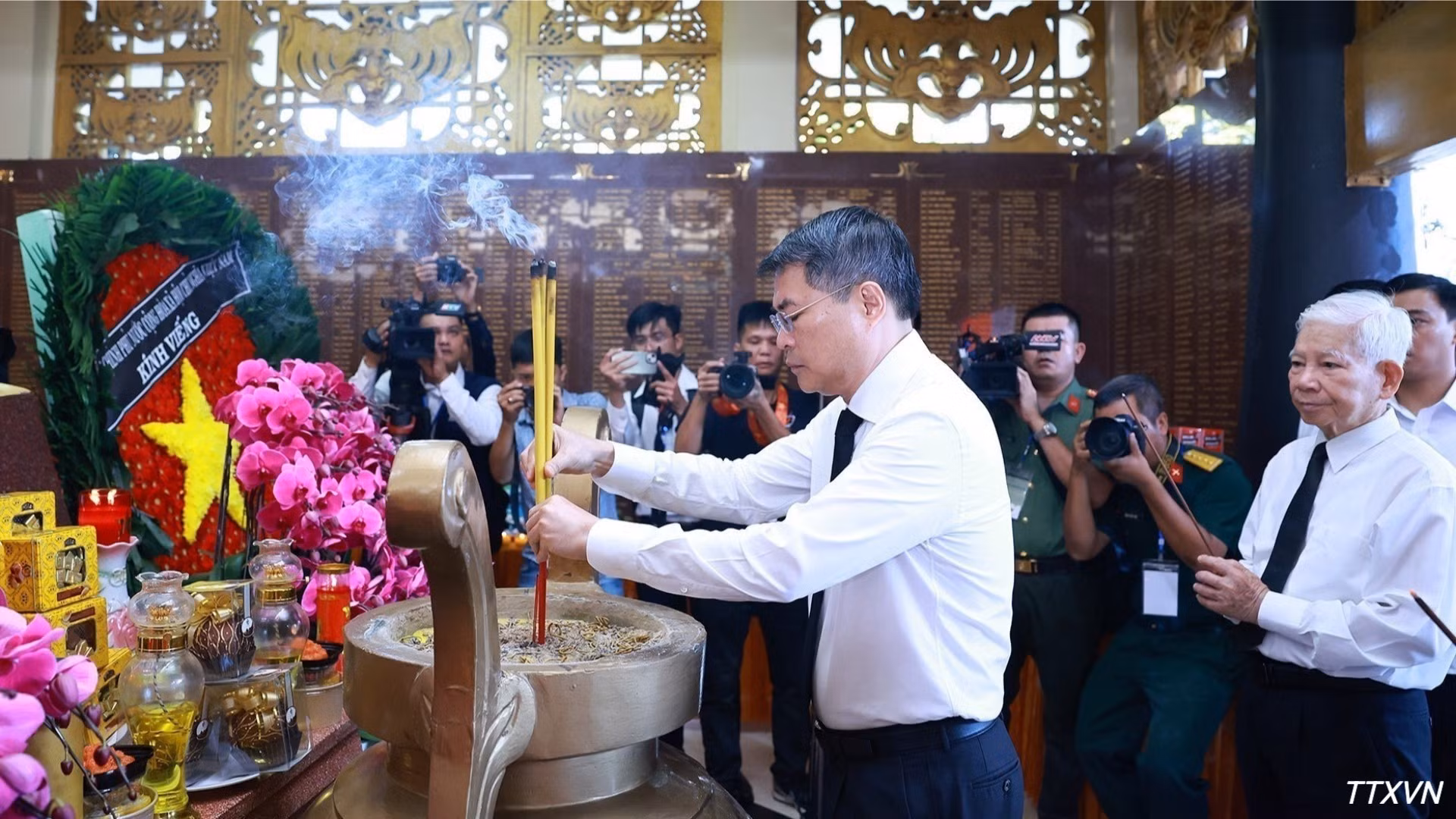 Le Premier ministre Le Minh Hung dépose des fleurs et brûle de l’encens en hommage aux héros morts pour la Patrie, devant la stèle commémorative des martyrs située dans le parc culturel Le Thi Rieng. Photo : VNA.