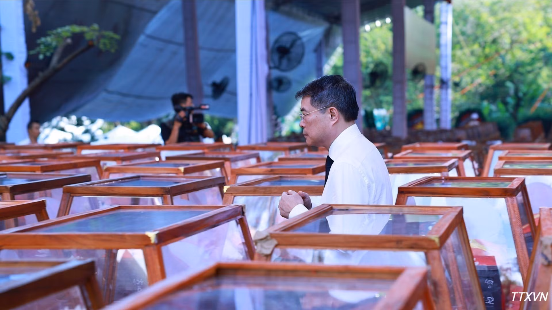 Le Premier ministre Le Minh Hung assiste à la cérémonie d’hommage et d’inhumation des restes de 731 soldats morts pour la Patrie, retrouvés et exhumés au parc Le Thi Rieng, dans le quartier de Hoa Hung, à Hô Chi Minh-Ville. Photo : VNA.