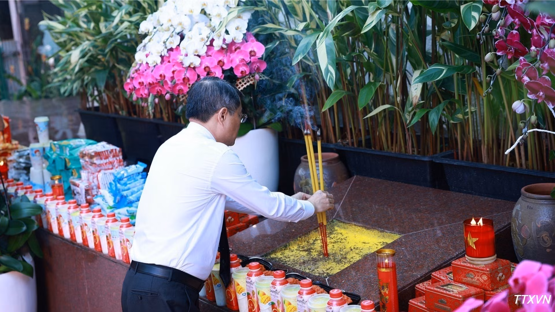 Le Premier ministre Le Minh Hung brûle des bâtonnets d'encens au monument dédié au défunt secrétaire général du PCV Tran Phu. Photo : VNA.