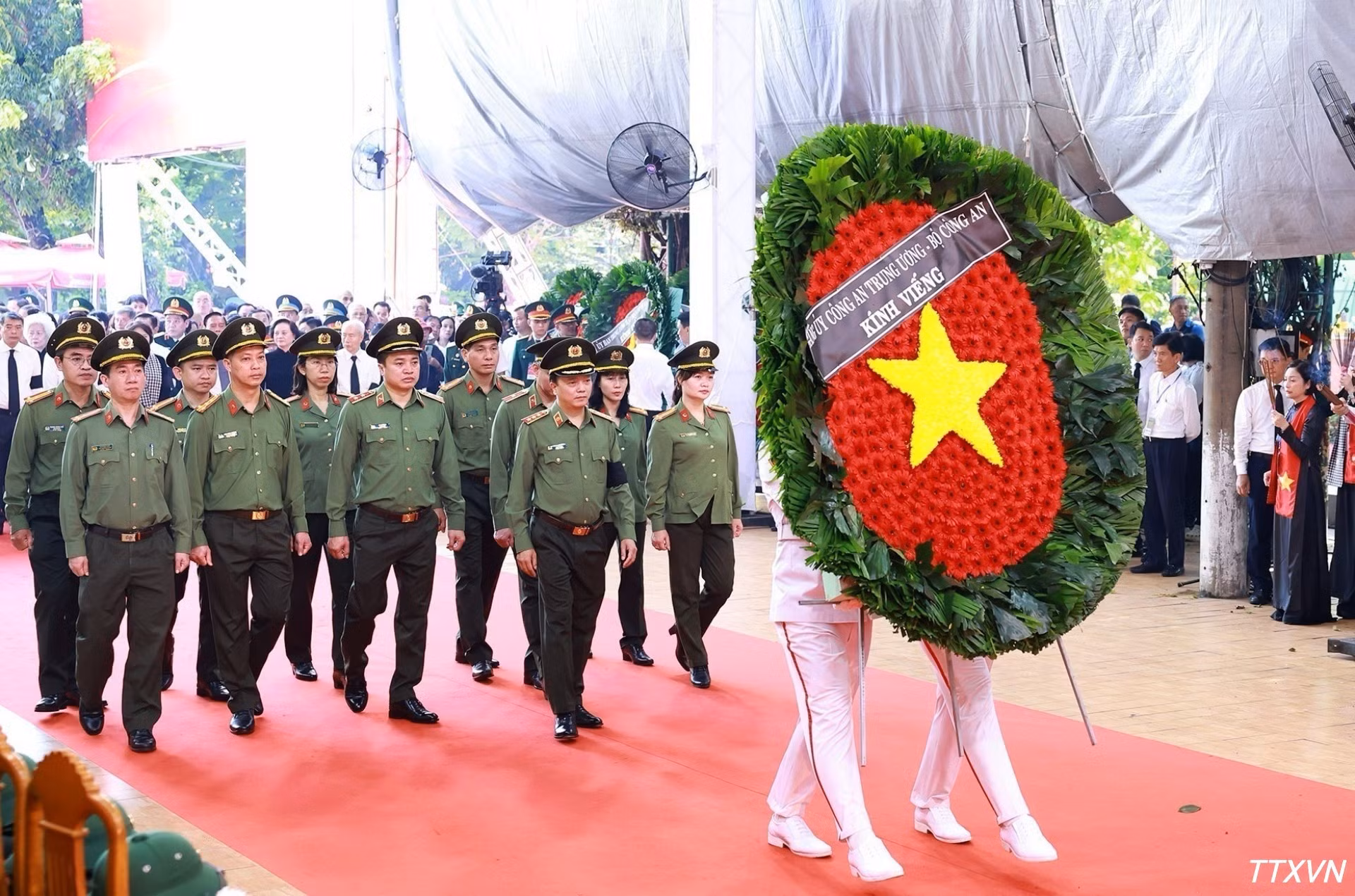 La délégation du ministère vietnamien de la Sécurité publique lors de la cérémonie. Photo : VNA.