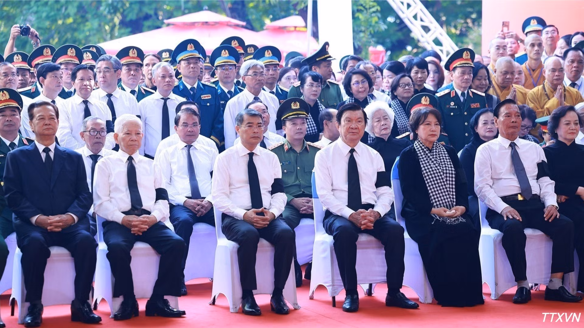 Des dirigeants et anciens dirigeants du Parti et de l’État vietnamiens assistent à la cérémonie. Photo : VNA.