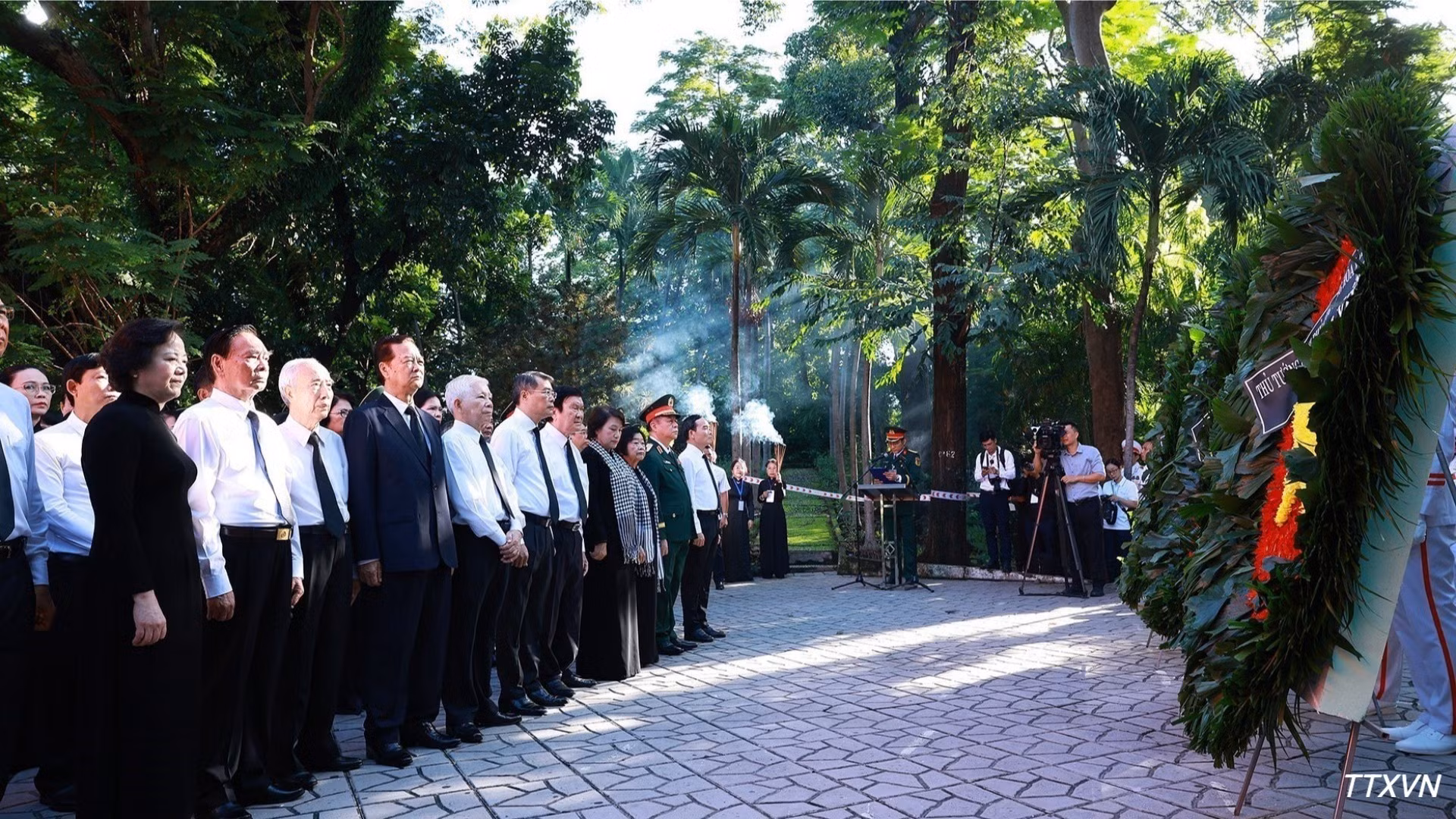 Le Premier ministre Le Minh Hung dépose des fleurs et brûle de l’encens devant le monument dédié au défunt secrétaire général du PCV Tran Phu. Photo : VNA.