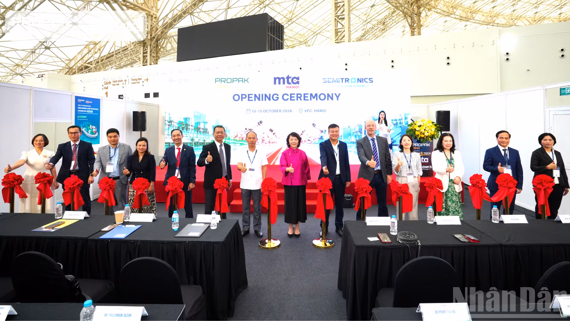Cérémonie d'inauguration de trois salons internationaux : ProPak Hanoi 2026, MTA Hanoi 2026 et SemiTronics Vietnam 2026, le 13 octobre au Centre des expositions du Vietnam (VEC), à Dong Anh. Photo : NDEL.