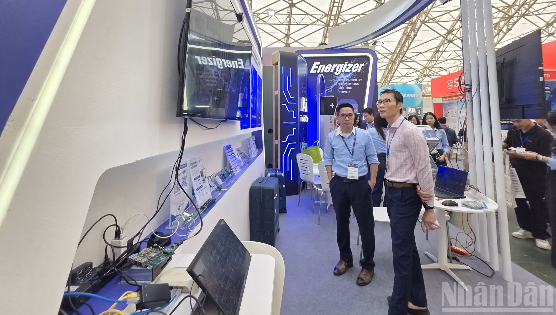 Les équipements, matériaux et composants destinés à l’écosystème électronique et des semi-conducteurs sont également exposés, favorisant les rencontres entre fournisseurs de technologies et entreprises manufacturières. Photo : NDEL.