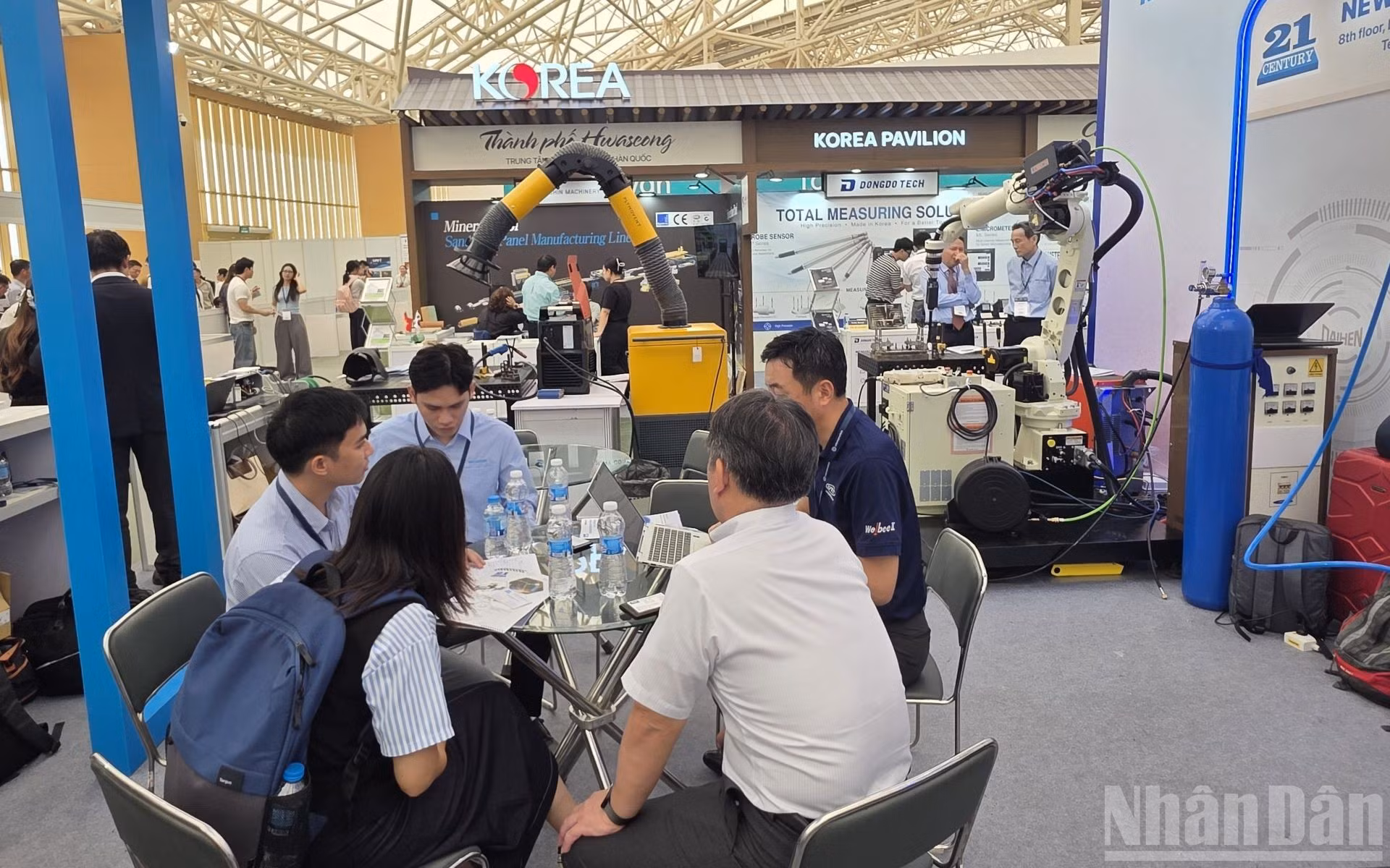 Les entreprises vietnamiennes et internationales présentent leurs technologies, leurs équipements et leurs solutions de production lors de ces trois salons. Il s'agit également d'une occasion pour les visiteurs de découvrir, de comparer et de choisir les technologies les mieux adaptées à leurs besoins. Photo : NDEL.