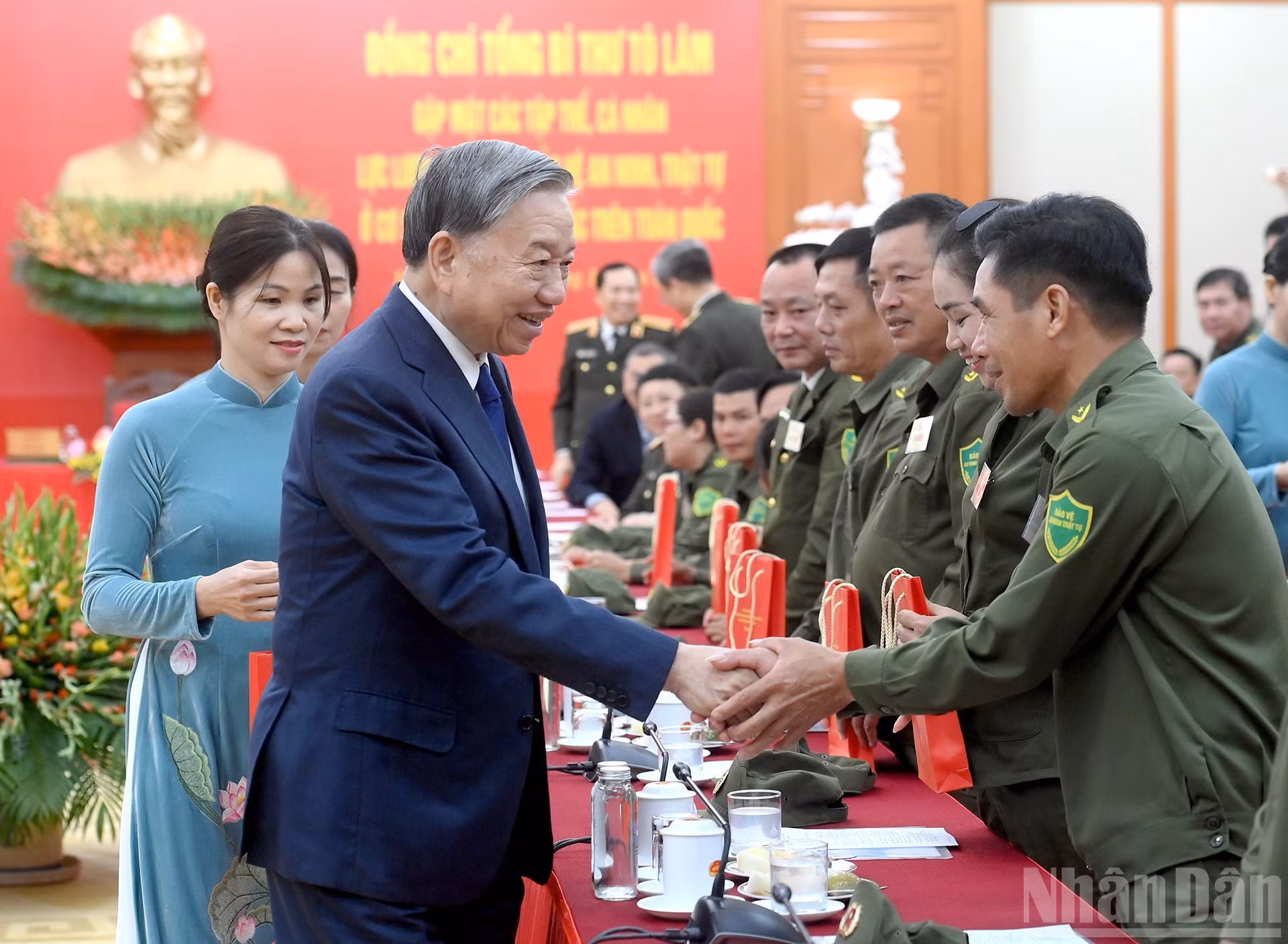 Le secrétaire général du Parti, To Lam, offre des cadeaux aux délégués lors de la rencontre. Photo : Dang Khoa/NDEL