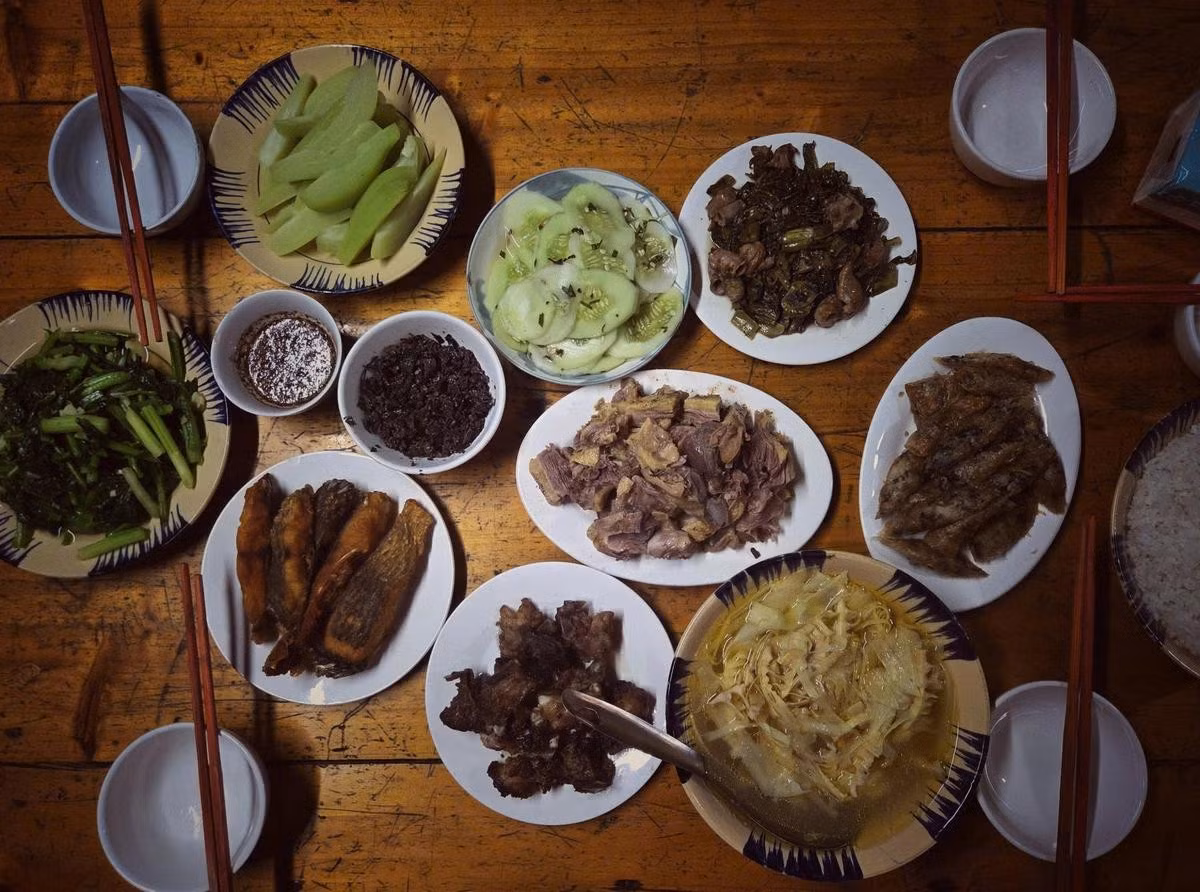 La cuisine de Ban Lien est également un point fort inoubliable, avec des spécialités locales comme le poulet de montagne, le poisson de source, les légumes sauvages ou la salade de fougère, tous préparés simplement mais riches en arômes naturels de la forêt et des montagnes. Photo : vnexpress.net