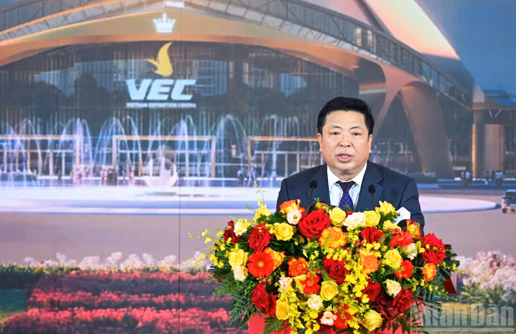 Le ministre vietnamien de la Construction, Tran Hong Minh, a fait le bilan des travaux de construction de 250 ouvrages et projets pour célébrer le 80e anniversaire de la Fête nationale. Photo : NDEL