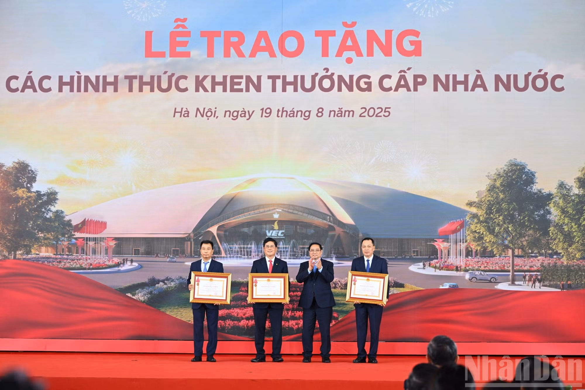 Le Premier ministre Pham Minh Chinh (2e à droite) remet la médaille du Travail de troisième classe au groupe d'électricité du Vietnam (EVN), à la société nationale de transport d'électricité (EVNNPT) et à Dang Hoang An, président du conseil d'administration du groupe d'électricité du Vietnam, pour leurs contributions exceptionnelles à la mis en œuvre des ouvrages et projets d’importance nationale. Photo : NDEL