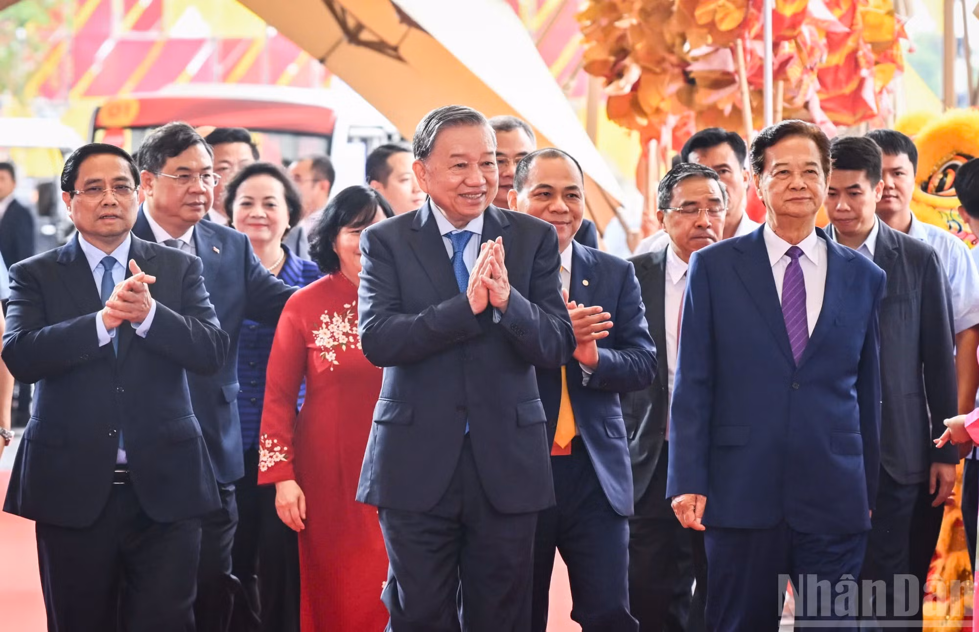 Étaient présents à l’événement, qui s’est tenu au Centre national des foires et expositions, dans la commune de Dong Anh à Hanoï, le secrétaire général du Parti, To Lam, le Premier ministre Pham Minh Chinh, l’ancien Premier ministre Nguyen Tan Dung, l’ancien membre permanent du Secrétariat du Comité central du Parti, Le Hong Anh, et la secrétaire du Comité du Parti de Hanoï, Bui Thi Minh Hoai. Photo : NDEL