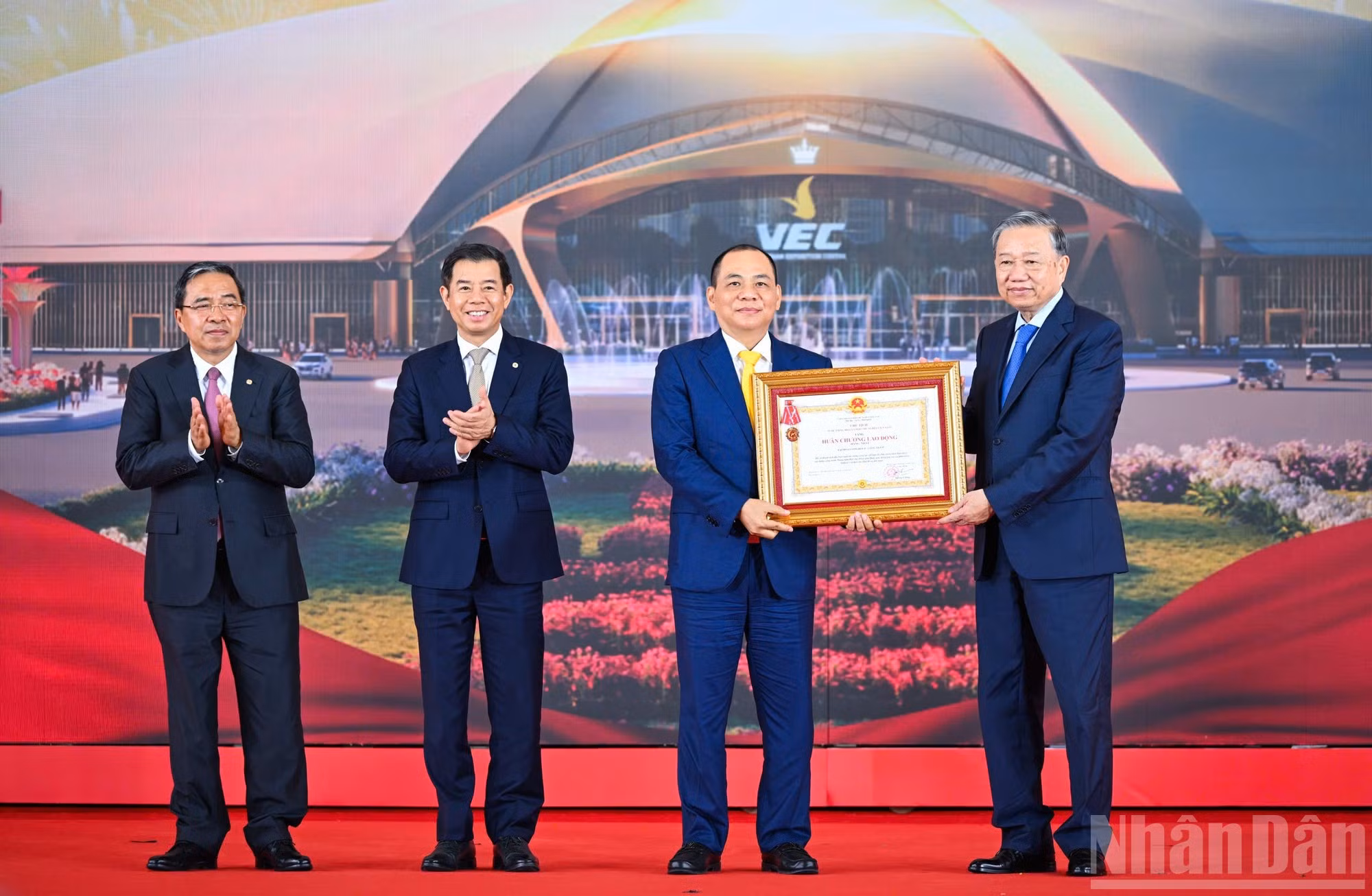 Le secrétaire général du Parti To Lam (1er à droite) remet la médaille du Travail de première classe à Vingroup pour ses réalisations exceptionnelles dans la construction du Centre national des expositions et des foires à Hanoï. Photo : NDEL