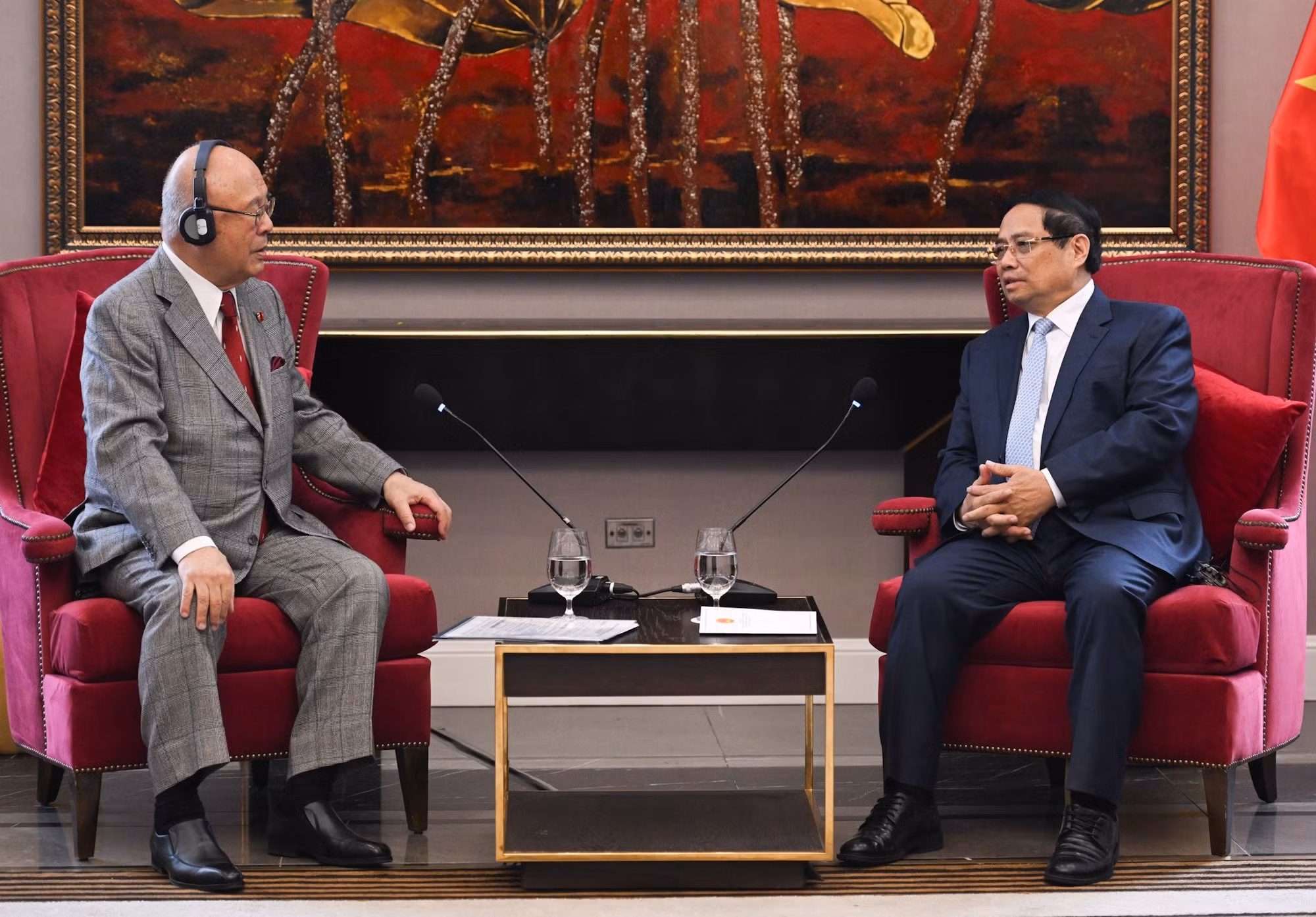 Le PM vietnamien a invité le conseiller spécial de l’Alliance parlementaire d’amitié Japon – Vietnam à continuer de soutenir la mise en œuvre concrète du Partenariat stratégique intégral Vietnam – Japon. Photo : Tran Hai/NDEL