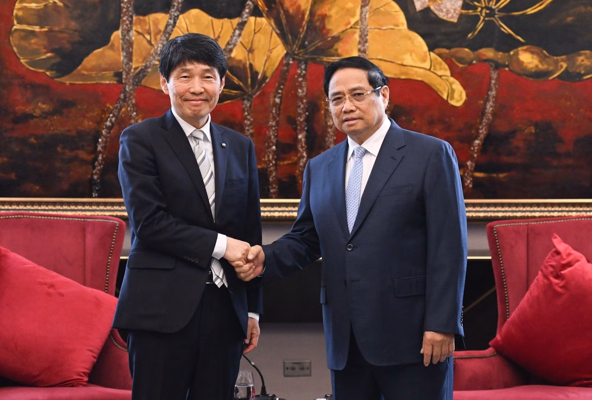 Le Premier ministre Pham Minh Chinh (à droite) et le gouverneur de la préfecture de Gunma, Yamamoto Ichita, le 25 novembre à Quang Ninh. Photo : Tran Hai/NDEL