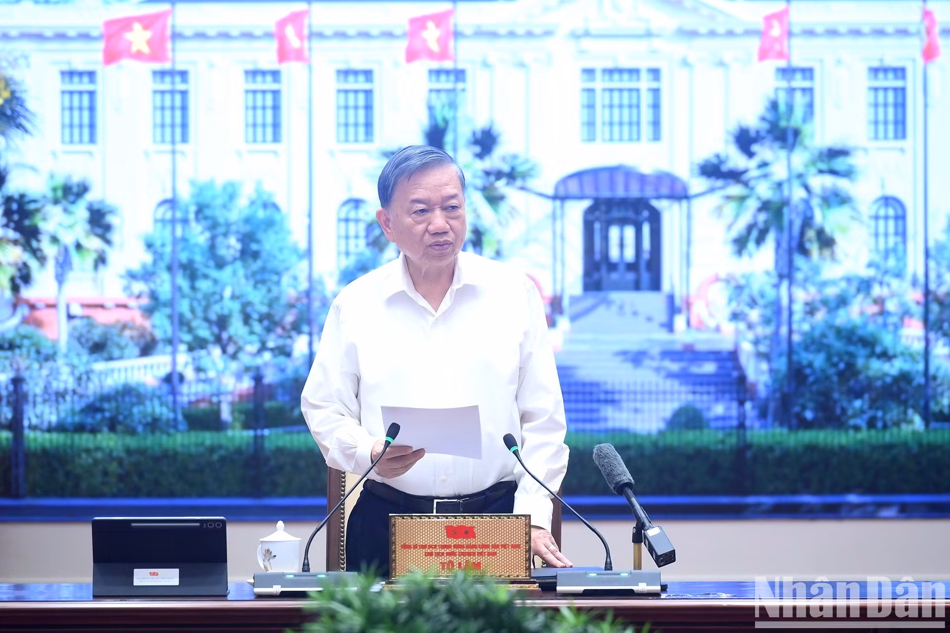Le secrétaire général du Parti communiste du Vietnam et président de la République, To Lam, prend la parole lors de la réunion. Photo : NDEL