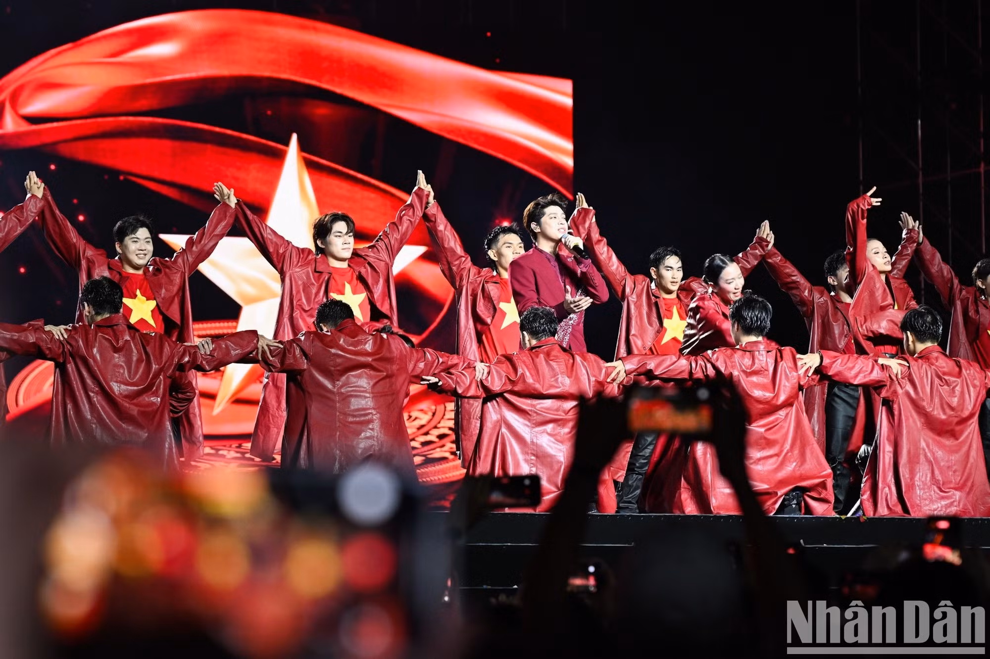 La chanson « Nhà tôi có treo một lá cờ » (Ma maison a un drapeau accroché au mur) est interprétée par le chanteur Noo Phuoc Thinh. Photo : NDEL