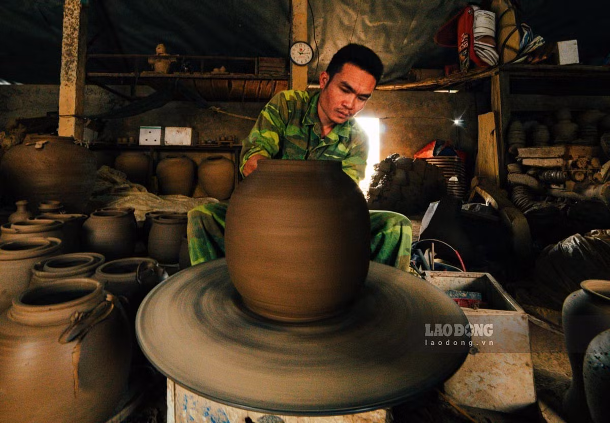 Le village de céramique de Gia Thuy est né en 1959 lorsque plusieurs potiers de Thanh Hoa (Centre) ont déménagé dans cet endroit et ont installé des fours pour produire des objets de la vie quotidienne, tels que pots, jarres d’eau ou vases… Photo : laodong.vn