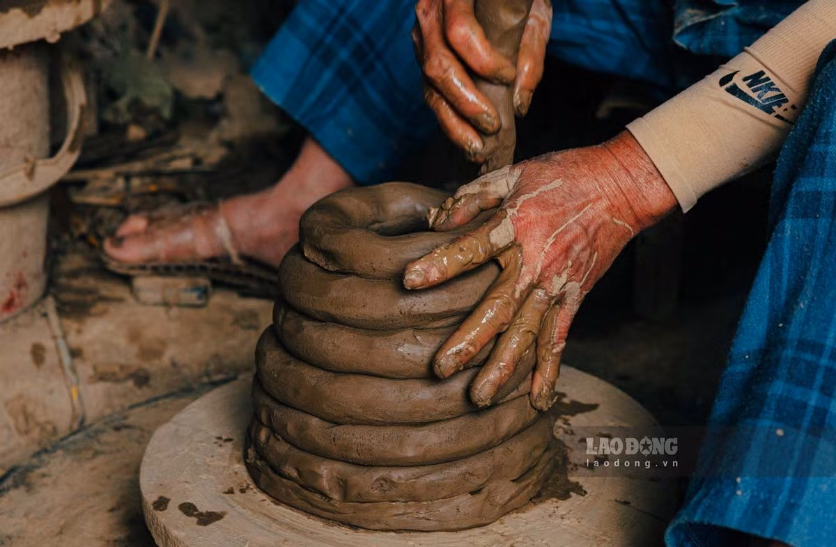 Chaque étape nécessite patience, précision et savoir-faire. Photo : laodong.vn