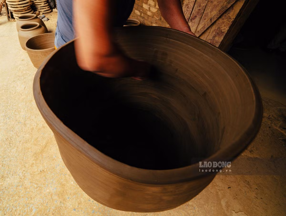 Cette céramique possède une grande résistance. Les produits préférés sont la bouteille de vin et le bocal ornés de motifs et paysages des villages ruraux : buffles, chaumières au bord du fleuve, paysans portant des chapeaux coniques, oiseaux sur les branches, poissons dans l’eau... Photo : laodong.vn