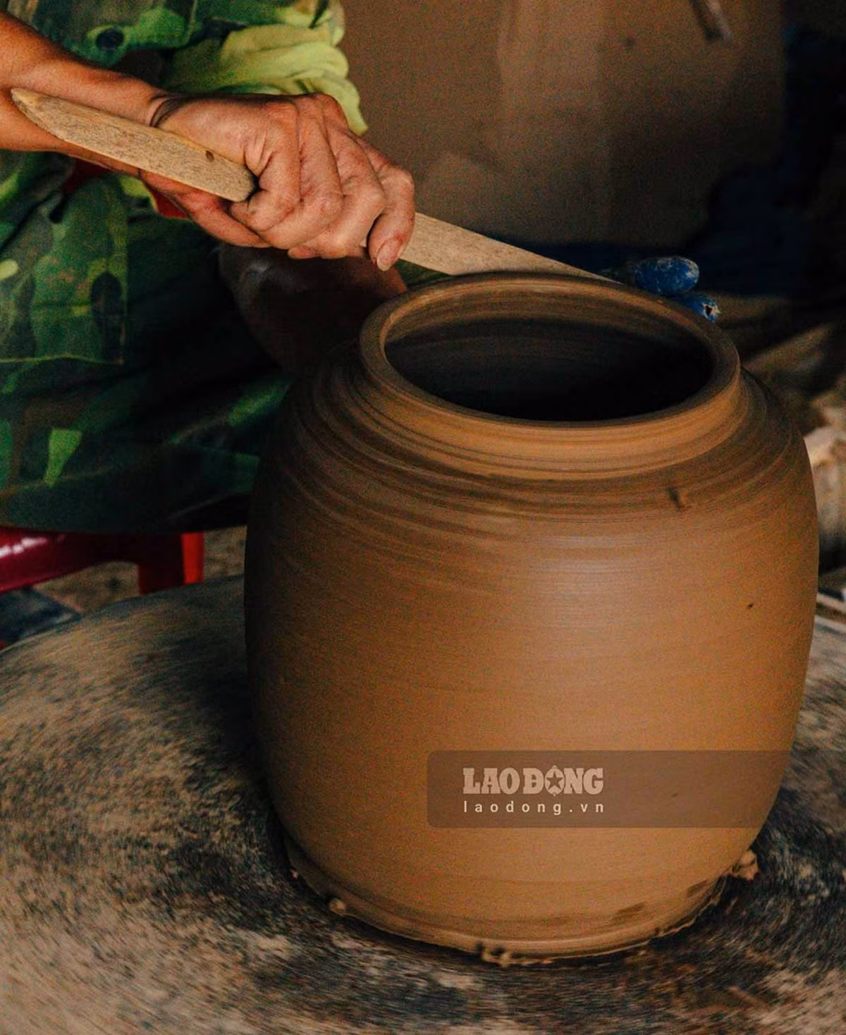 Grâce aux mains habiles des potiers, l'argile se transforme en objets d'une grande beauté. Photo : laodong.vn