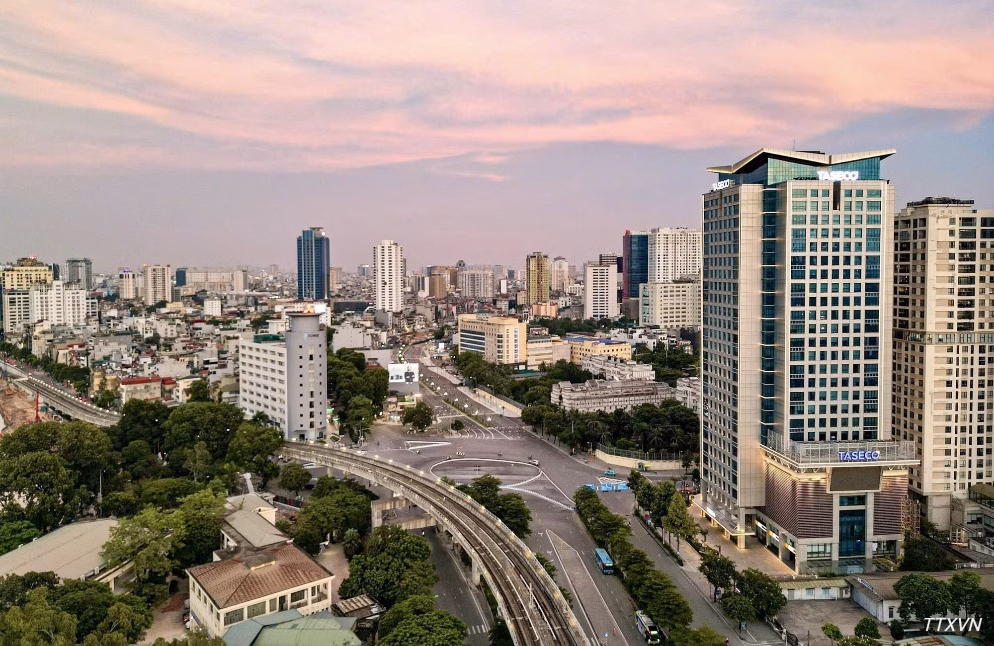 À Voi Phuc, le terminus du tronçon est désormais pour l’essentiel achevé, offrant à la capitale un nouvel espace de circulation moderne et cohérent. Photo : VNA