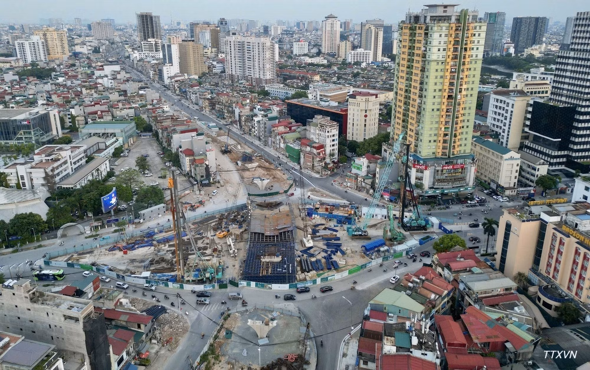 Les deux viaducs prévus aux carrefours Lang Ha – Giang Vo et Nguyen Chi Thanh doivent être achevés d'ici la fin de l’année 2026. Photo : VNA