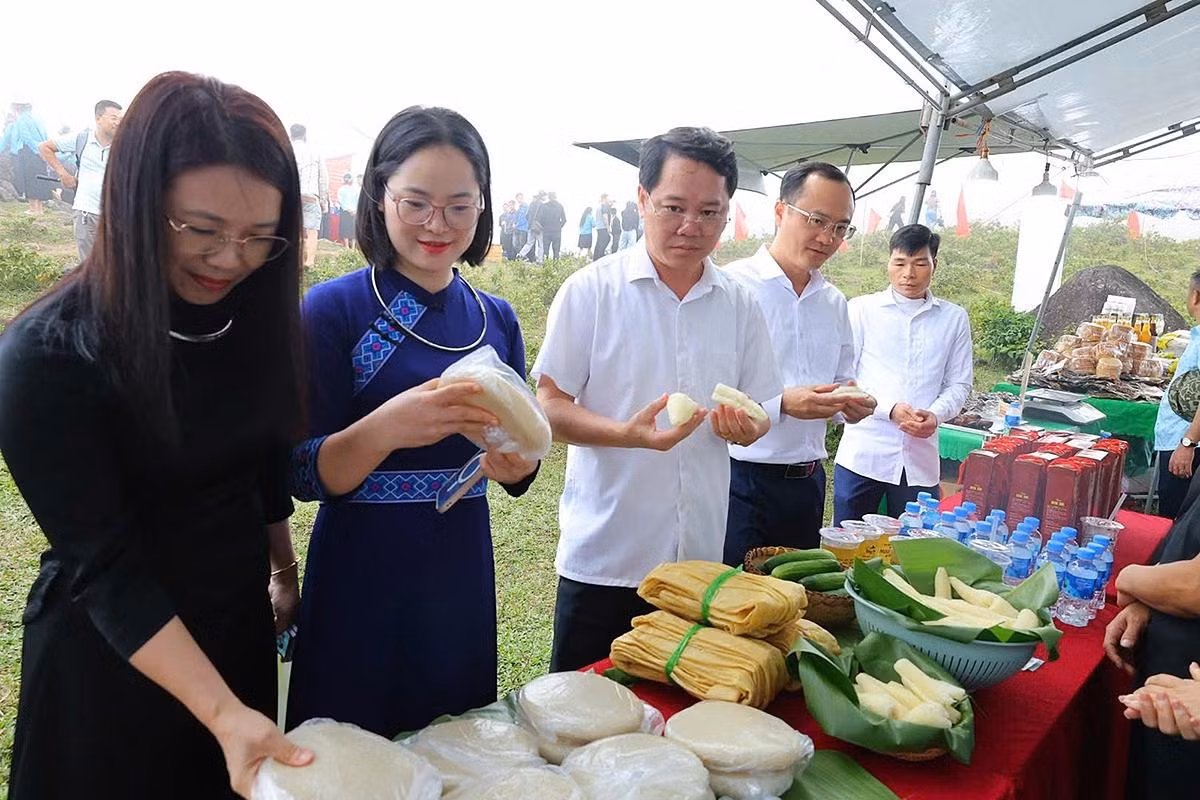 Dès l’après-midi du 26 septembre, habitants et visiteurs ont pu découvrir et acheter des produits agricoles et des produits labellisés OCOP (One Commune One Product) caractéristiques de Hoanh Mo, ainsi que différents gâteaux et plats traditionnels préparés par la population locale. Photo : VOV