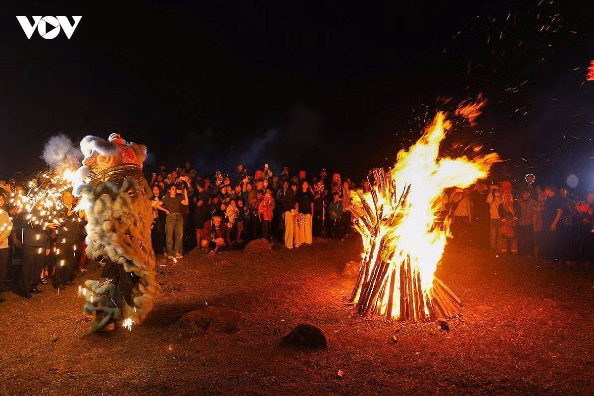 Le temps fort de cette nuit de pleine lune a été l’expérience d’un bivouac en pleine montagne, avec vue sur les paysages environnants et feu de camp au cœur des montagnes et des forêts de Cao Ly, à plus de 1 100 mètres d’altitude. Photo : VOV