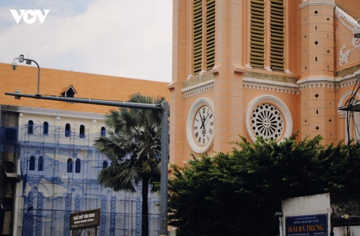 Le charme du quartier de Tân Dinh tient précisément au mélange de l’ancien et du nouveau. Boutiques, restaurants, maisons et bâtiments anciens coexistent avec les constructions plus récentes de la ville moderne, donnant au quartier une atmosphère relativement paisible malgré sa situation au cœur de Hô Chi Minh-Ville. Photo : VOV