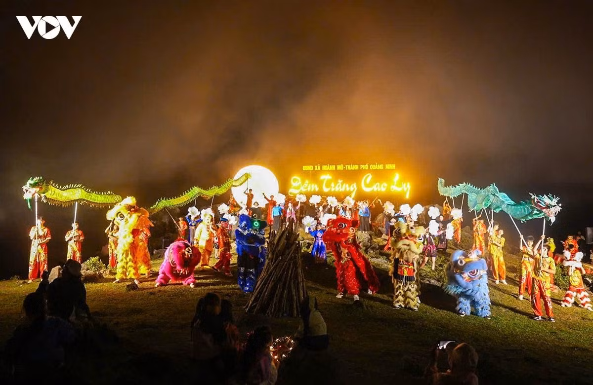 Une scène en plein air a été installée directement sur le versant de la montagne. Les habitants étaient eux-mêmes les artistes, interprétant des chants et danses folkloriques ainsi que présentant les costumes traditionnels des communautés ethniques telles que Dao, San Chi et Tay. Photo : VOV