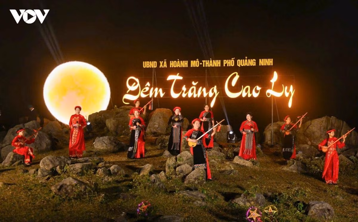 Le programme combinera camping, observation de la lune et découverte de la culture traditionnelle, afin d’enrichir progressivement l’offre touristique automnale et hivernale de Hoanh Mo. Il contribuera également à stimuler la commercialisation des produits OCOP, à dynamiser l’activité touristique et à faire mieux connaître les valeurs culturelles de cette région frontalière du Nord-Est du Vietnam. Photo : VOV
