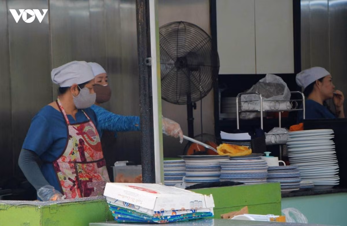 Des plats populaires comme le "bánh xèo" occupent une place importante dans l’expérience de Tân Dinh. Ici, la découverte de la ville passe aussi par des saveurs simples et profondément ancrées dans la vie quotidienne. Photo : VOV