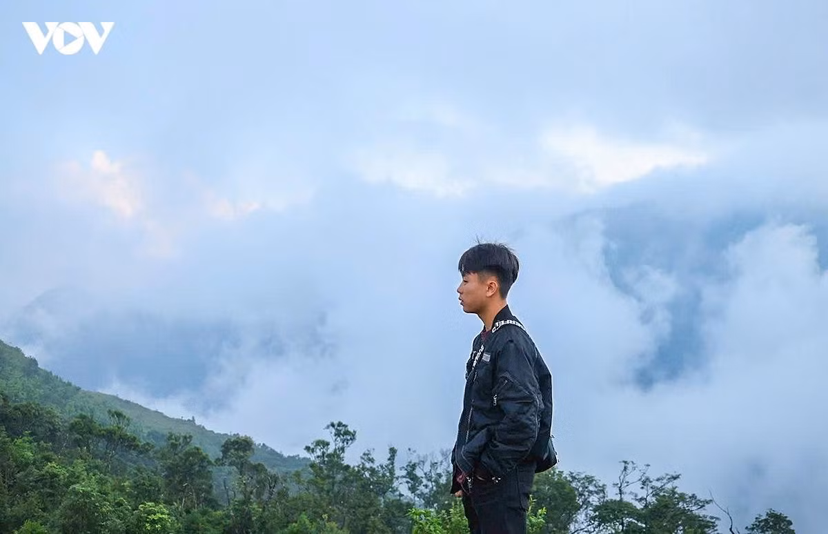 Le programme proposait également de nombreuses autres activités, notamment une expérience de « chasse aux nuages », l’observation du lever du soleil et des randonnées à la découverte des paysages naturels du sommet de Cao Ly. Photo : VOV