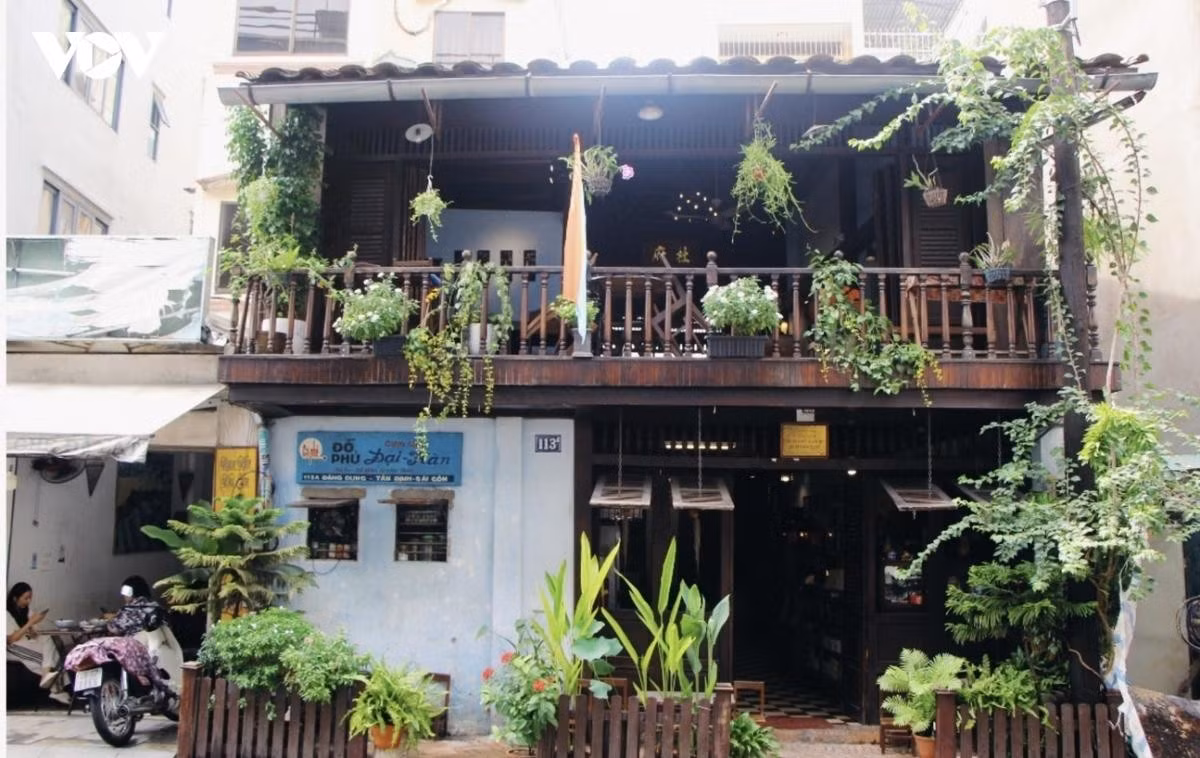 Dissimulé dans une maison de la rue Dang Dung, le Cà phê Đỗ Phủ – Cơm tấm Đại Hàn n’est pas seulement une adresse où déguster un café ou un "cơm tấm" : le lieu est également lié à l’histoire des forces spéciales de Saïgon. Photo : VOV