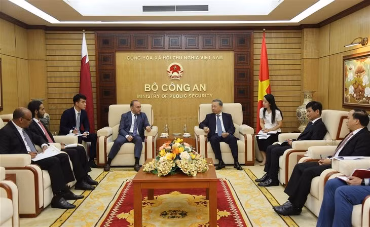 Le ministre vietnamien de la Sécurité publique, Tô Lâm (à droite) et le nouvel ambassadeur du Qatar au Vietnam, Khaled Ali Abdullah Abel. Photo : bocongan.gov.vn