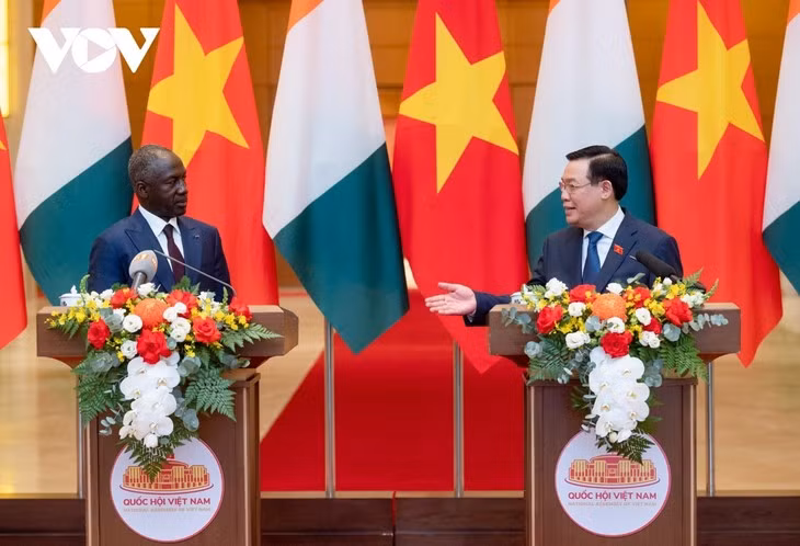 Le Président ivoirien de l’Assemblée nationale, Adama Bictogo (à gauche) et son homologue vietnamien, Vuong Dinh Huê.