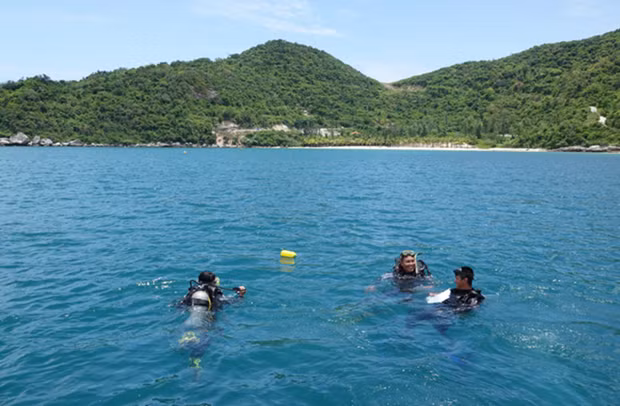 Les membres de l'équipe de patrouille et de contrôle sont considérés comme les combattants pour préserver la biodiversité de Cù Lao Chàm. Photo : TN/CVN