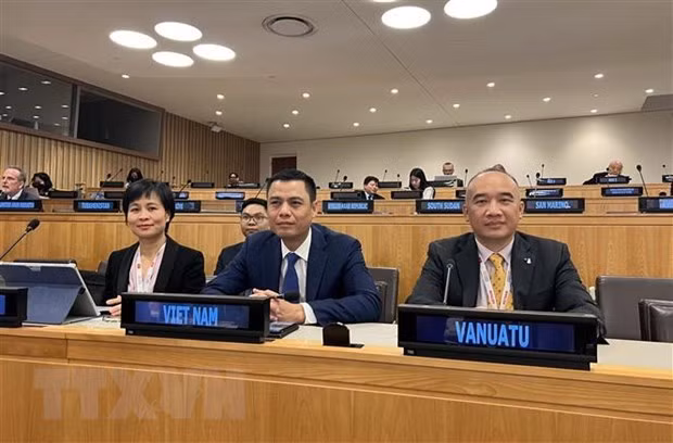 L’ambassadeur Dang Hoàng Giang (centre), représentant permanent du Vietnam auprès de l’ONU. Photo : VNA.