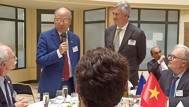 Dinh Toàn Thang, l’ambassadeur du Vietnam en France (au micro). Photo : Trong Tuyên/VNA.