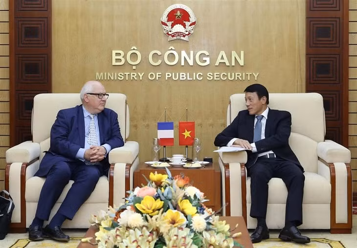 Le vice-ministre de la Sécurité publique, Luong Tam Quang (à droite) et Jean-Christophe Peaucelle, conseiller pour les Affaires religieuses au ministère français des Affaires étrangères et du Développement international. Photo : ministère de la Sécurité publique. 