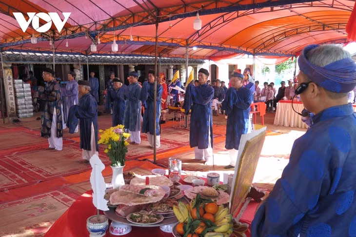 Une cérémonie à la mémoire des soldats de Hoàng Sa dans le district de Ly Son. Photo : VNA. 