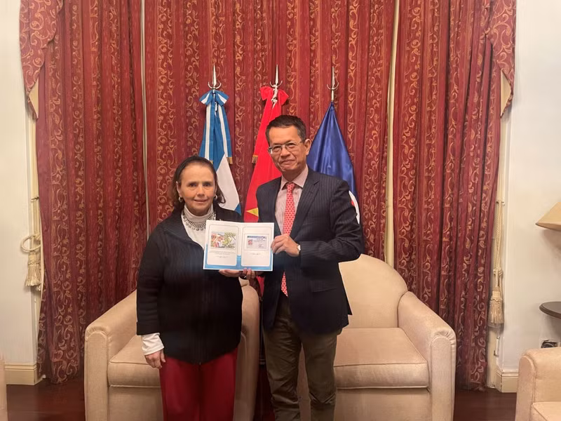 Duong Quôc Thanh a remis une carte de membre du club « Pour Hoàng Sa - Truong Sa bien-aimés » à Poldi Sosa Schmidt. Photo : BQT
