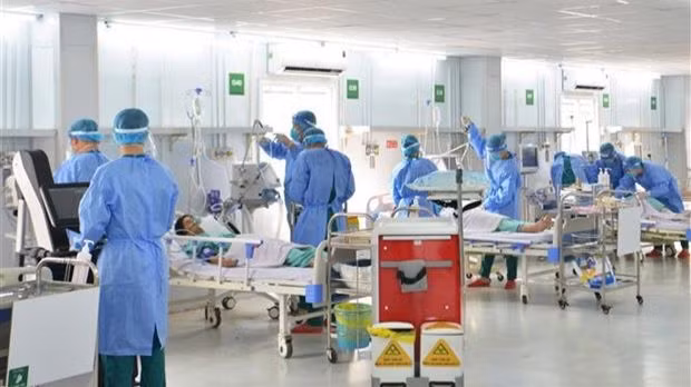 Répétition du traitement des cas graves de Covid-19 à l'hôpital de campagne No 13. Photo: VNA